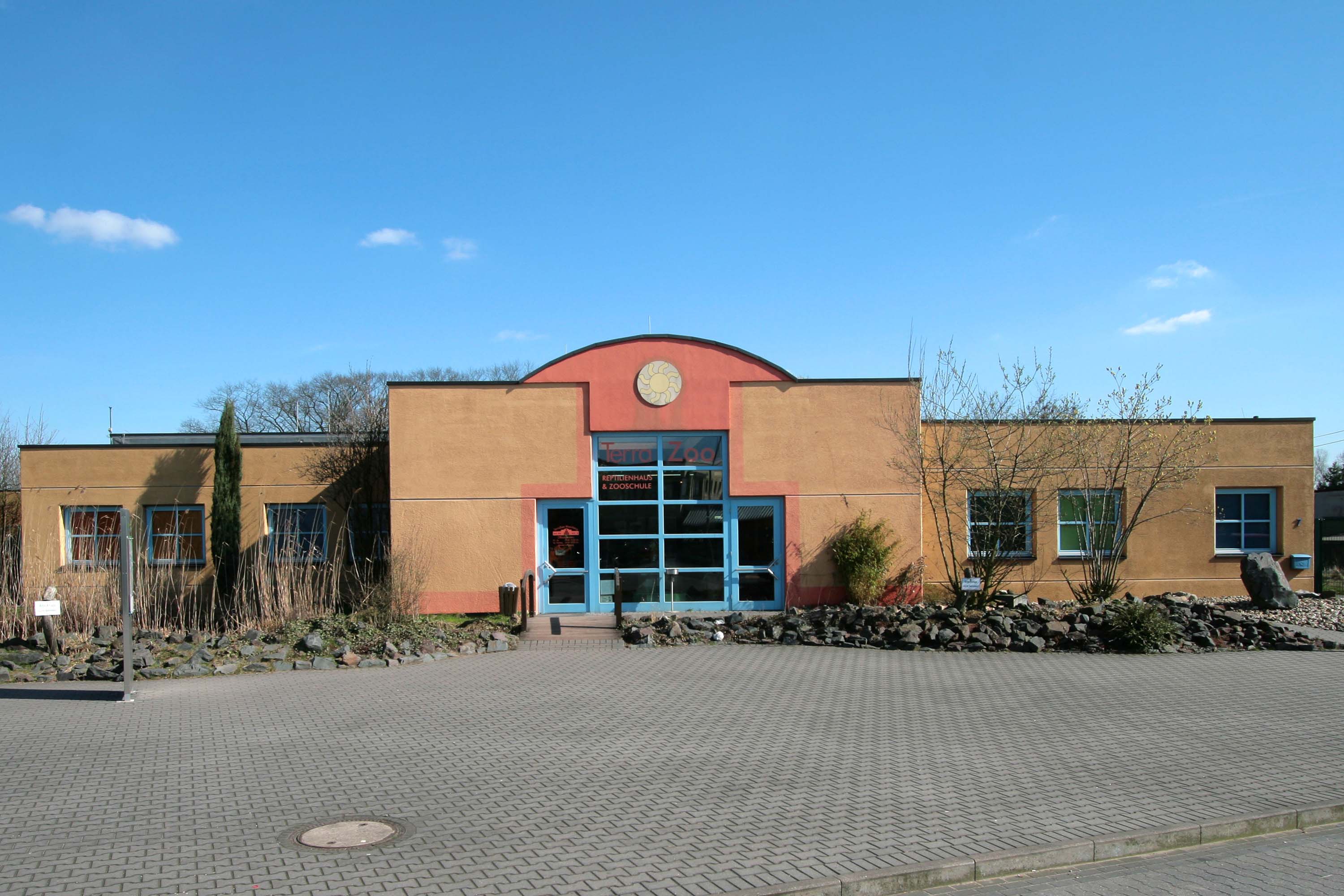 Das Gebäude des TerraZoo Rheinberg bei blauem Himmel.